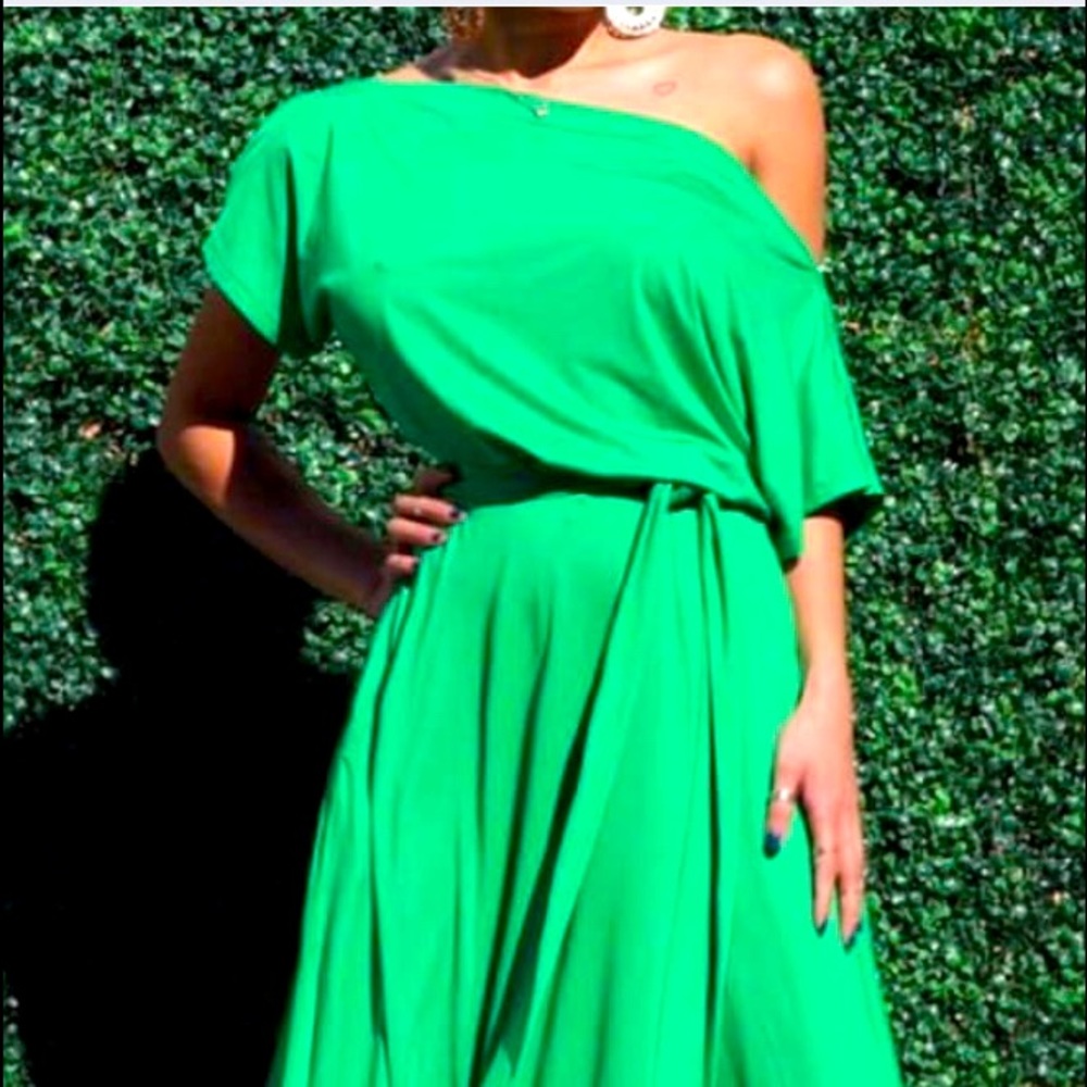 Off the shoulder dress with elast waist,pockets and side split.90% poly10% Span.